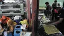 Pekerja saat menyelesaikan produksi kue kering di industri rumahan Pusaka Kwitang, Jakarta, Kamis (6/4/2023). (merdeka.com/Iqbal S Nugroho)