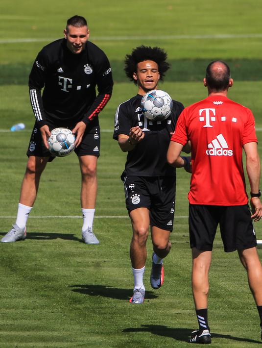 Leroy Sane dan Niklas Suele mengikuti sesi latihan Bayern Munchen di Munich, Jerman (14/7/2020). Munchen mendatangkan Leroy Sane dari Manchester City dengan kontrak berdurasi lima tahun hingga 2025 mendatang, seperti diumumkan oleh klub Bundesliga tersebut pada 3 Juli. (Xinhua/Philippe Ruiz)