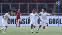 Pemain Timnas Indonesia U-19, Todd Rivaldo Ferre (ketiga kiri)merayakan gol ke gawang Qatar U-19 pada penyisihan Grup A Piala AFC U-19 2018 di Stadion GBK, Jakarta, Minggu (21/10). Indonesia kalah tipis 5-6. (Liputan6.com/Helmi Fithriansyah)