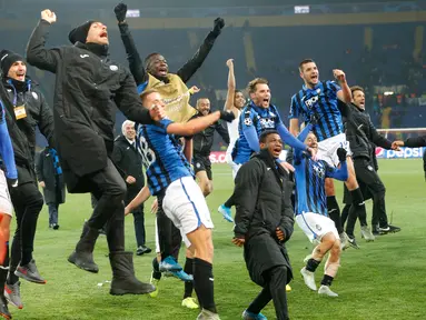 Pemain Atalanta merayakan kemenangan mereka atas Shakhtar Donetsk pada pertandingan Grup C Liga Champions di Kharkiv, Ukraina, Rabu (11/12/2019). Atalanta sukses mengukir sejarah untuk pertama kalinya mampu lolos ke babak 16 besar Liga Champions. (AP Photo/Efrem Lukatsky)