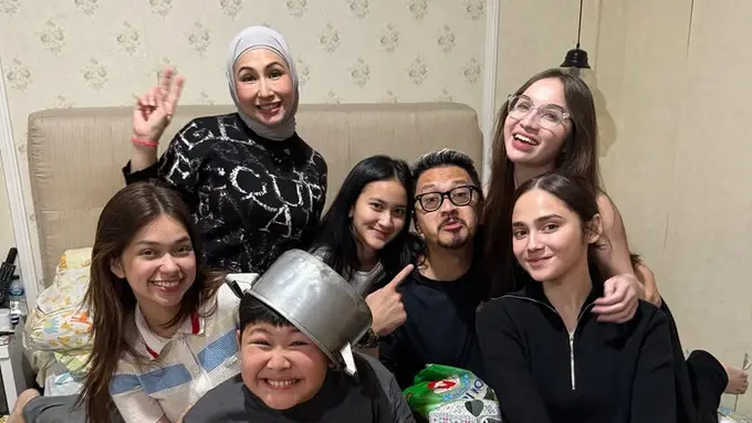 Geng Mermaid Syifa Hadju hingga Rebecca Klopper saat Beri Kejutan Ulang Tahun Ferry Maryadi ke-51