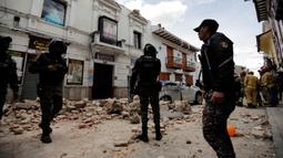 Gempa kuat dengan magnitudo 6,7 mengguncang kawasan Ekuador selatan. (AP Photo/Xavier Caivinagua)
