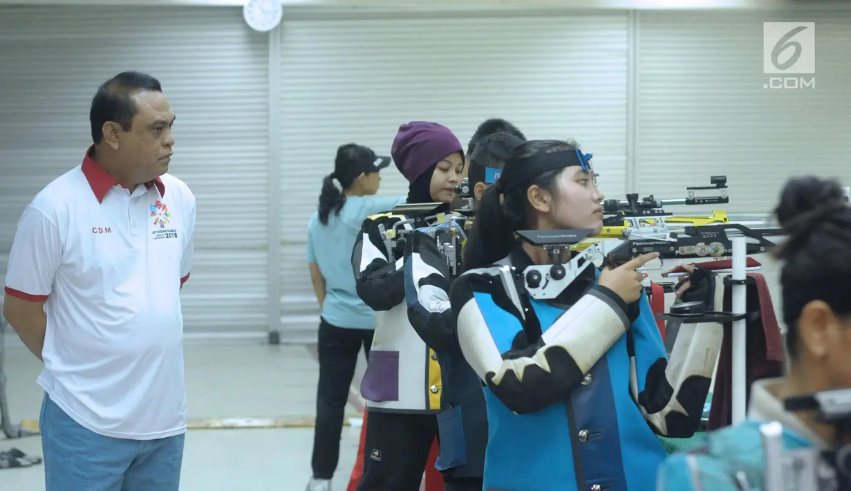 CdM Asian Games 2018, Komjen Pol. Syafruddin (kiri) meninjau pelatnas olahraga menembak di Lapangan Tembak Senayan, Jakarta, Selasa (10/4). Kunjungan ini untuk memantau persiapan jelang laga di Asian Games 2018. (Liputan6.com/Helmi Fithriansyah)