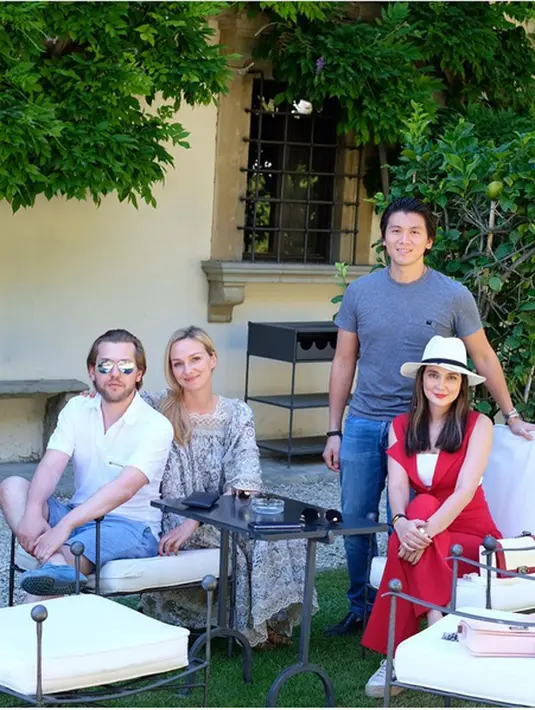 Banyak selebriti yang menikmati libur lebaran di luar negeri. Salah satunya adalah presenter dan pemeran Luna Maya. Kedatangan Luna bersama kekasihnya ke Italia sekaligus menghadiri undangan pernikahan rekannya. (Instagram/lunamaya)