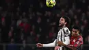 Gelandang Juventus, Manuel Locatelli berebut bola udara dengan gelandang Cremonese, Charles Pickel selama pertandingan lanjutan Liga Serie A Italia di Zini Stadium, Cremona, Italia, Kamis (4/1/2023). Juventus menang tipis atas Cremonese dengan skor 1-0. (AFP/Marco Bertorello)
