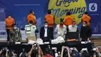 Wakil Ketua KPK, Nawawi Pomolango (ketiga kiri) bersama petugas menunjukkan barang bukti terkait penetapan Menteri Kelautan dan Perikanan, Edhy Prabowo sebagai tersangka kasus dugaan suap calon eksportir benih lobster di Gedung KPK Jakarta, Rabu (25/11/2020). (Liputan6.com/Helmi Fithriansyah)