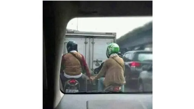 6 Kelakuan Nyeleneh Orang saat Macet Ini Bikin Geleng Kepala