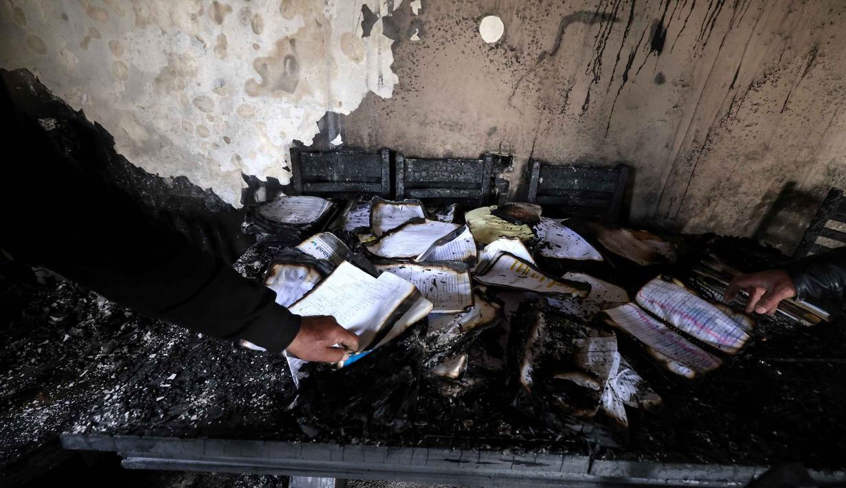 Insiden terbaru mencakup tindakan vandalisme, pembakaran properti, hingga serangan fisik yang mengakibatkan korban jiwa. Tampak dalam foto, seorang pria Palestina memeriksa rumah yang hangus terbakar setelah serangan yang dilaporkan dilakukan oleh pemukim Israel di desa Deir al-Hatab, sebelah timur kota Nablus, di Tepi Barat, wilayah yang diduduki Israel pada Senin 23 Maret 2026. (JAAFAR ASHTIYEH/AFP)