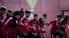 Para pemain Benfica mengambil bagian dalam sesi latihan di tempat latihan Kampus Benfica di Seixal dekat Lisbon (22/2/2022). Benfica akan bertanding melawan melawan Ajax pada leg pertama babak 16 besar Liga Champions di Estadio da Luz. (AFP/Patricia De Melo Moreira)