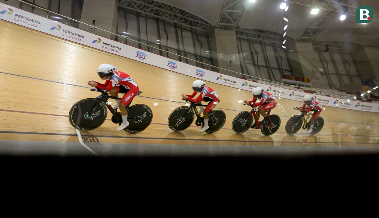 Tim balap sepeda Indonesia berkompetisi pada nomor team pursuit putri UCI Track Nations Cup 2023 di Jakarta International Velodrome, Rawamangun, Jakarta, Minggu (26/02/2023). (Bola.com/Bagaskara Lazuardi)