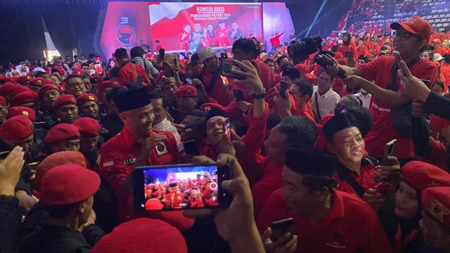 Bakal calon presiden dari PDI Perjuangan Ganjar Pranowo hadiri Konsolidasi Akbar Pemenangan Pemilu Legislatif dan Pemilu Presiden 2024 yang digelar DPD PDIP DKI Jakarta di Hall Basket Senayan, Jakarta, Minggu (4/6/2023). (Ady Anugrahadi/Liputan6.com)