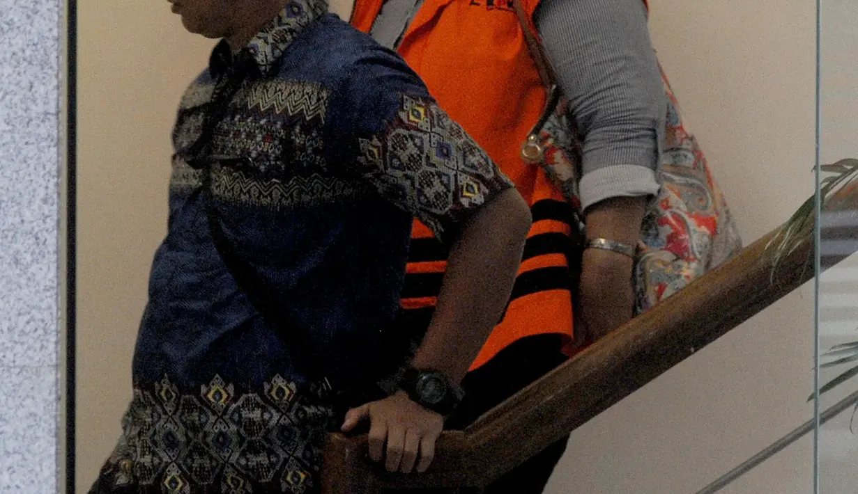 Panitera Pengganti Pengadilan Negeri Tangerang Tuti Atika menuruni tangga usai menandatangani berkas P21 di gedung KPK, Jakarta, Jumat (11/5). Berkas Tuti Atika dinyatakan KPK sudah lengkap secepatnya akan menjalani sidang. (Merdeka.com/Dwi Narwoko)