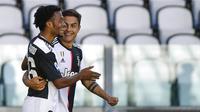 Pemain Juventus, Juan Cuadrado dan Paulo Dybala, melakukan selebrasi usai membobol gawang Torino pada laga Serie A di Stadion Allianz, Turin, Sabtu (4/6/2020). Juventus menang 4-1 atas Torino. (AP/Marco Alpozzi)