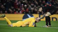 Bek Atletico Madrid, Kieran Trippier (kanan) memberi semangat setelah kiper Jan Oblak menangkap bola selama pertandingan leg kedua 16 besar Liga Champions di Anfield, Inggris (11/3/2020). Oblak mendapat penghargaan man of the match pada laga kali ini. (AFP/Javier Soriano)