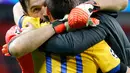 Kiper Juventus Gianluigi Buffon memeluk rekan setimnya Gonzalo Higuain dan Paulo Dybala usai memenangkan pertandingan melawan Tottenham Hotspur dalam pertandingan Liga Champions leg kedua di Stadion Wembley, London (7/3). (AP Photo / Frank Augstein)