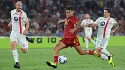 Pemain AS Roma, Paulo Dybala berusaha mencetak gol ke gawang Monza pada laga lanjutan Liga Italia 2022/2023 di Olympic Stadium, Roma, 30 Augustus 2022. Dybala dipinang oleh i Giallorossi dari Juventus secara gratis. Ia kini menjadi pemain kepercayaan pelatih Jose Mourinho dengan membuat 12 gol dan provided 7 assists dalam 23 penampilan. (AFP/Alberto Pizzoli)