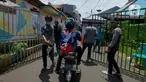 Anggota Karang Taruna menyemprotkan cairan disinfektan ke kendaraan yang memasuki pemukiman di Kelurahan Kebon Sirih, Jakarta, Rabu (1/4/2020). Warga di kelurahan itu memberlakukan akses satu pintu masuk dan menyemprotkan disinfektan guna mencegah penyebaran virus COVID-19. (merdeka.com/Imam Buhori)
