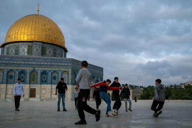 Anak-anak bermain sepak bola di halaman Masjid Al-Aqsa di Kota Tua Yerusalem pada 11 Februari 2025 (AFP/Jewel Samad)