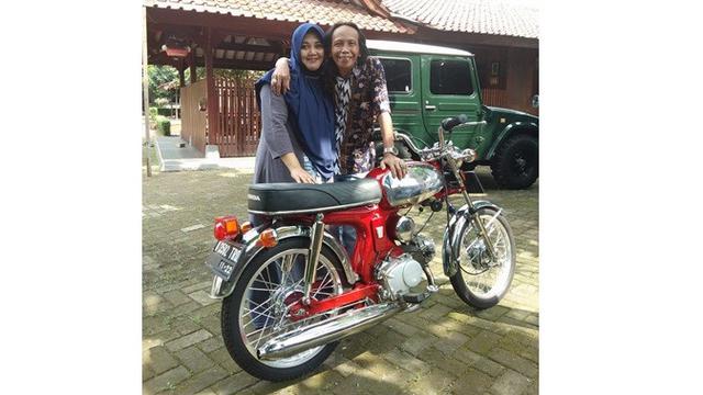 Kembali Dikaruniai Anak di Usia 54 Tahun, Ini 7 Potret Mesra Mandra dan Istri