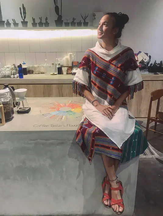 Selain hobi traveling, Nadine Chandrawinata juga gemar memakai kain tenun khas Indonesia. (foto: instagram.com/nadinelist)