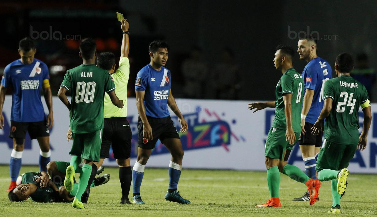 Bek PSM Makassar, Asnawi Mangkualam, mendapat kartu kuning saat pertandingan melawan PSMS Medan pada laga Piala Presiden di Stadion GBLA, Bandung, Selasa (16/1/2018). PSMS Medan menang 2-1 atas PSM Makassar. (Bola.com/M Iqbal Ichsan)