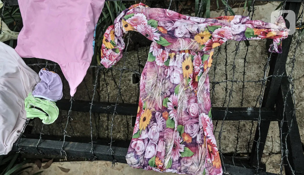 Pakaian milik imigran saat dijemur di atas barikade kawat berdur di depan Kantor UNHCR Kebon Sirih, Jakarta, Kamis (1/4/2021). Puluhan imigran dari berbagai negara konflik kembali menghuni di depan Kantor UNHCR Kebon Sirih sejak beberapa waktu lalu. (merdeka.com/Iqbal S Nugroho)