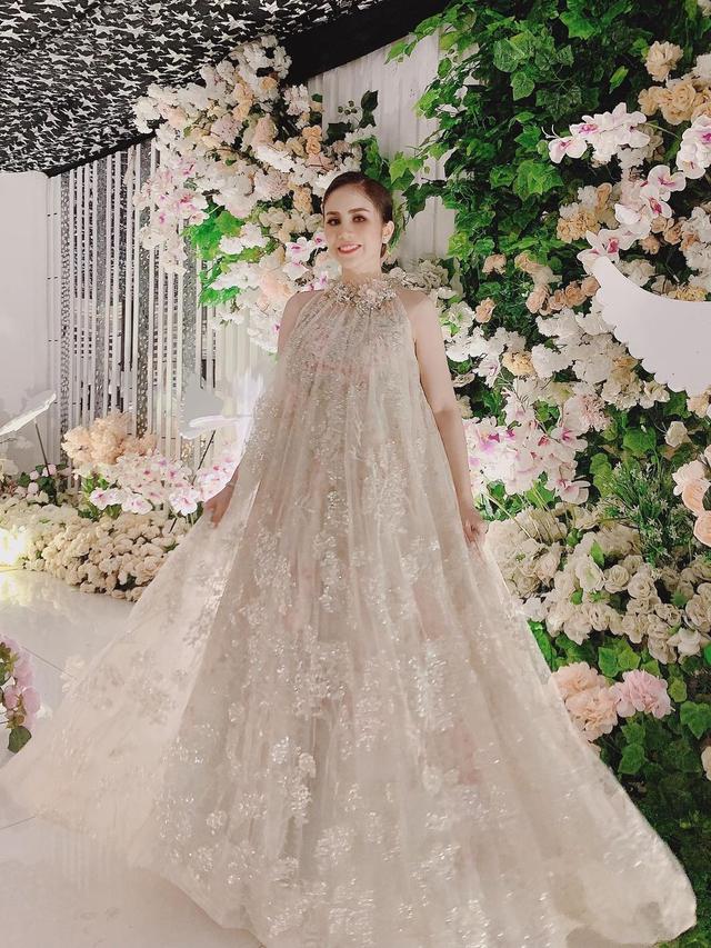 7 Potret Momo Geisha dalam Balutan Gaun Glamor, Curi Perhatian