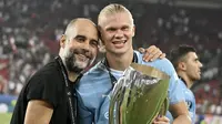 Pelatih Manchester City,  Pep Guardiola, merangkul Erling Haaland saat perayaan juara UEFA Super Cup 2023 di Stadion Georgios Karaiskakis, Kamis (17/8/2023). Laga Piala Super Eropa kali ini berakhir imbang 1-1 dalam 90 menit, Man City menang 5-4 di babak adu penalti. (AFP/Spyros Bakalis)