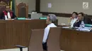 Terdakwa suap panitera Pengadilan Negeri Jakarta Pusat, Eddy Sindoro (tengah) saat menjadi saksi sidang lanjutan dugaan menghalangi proses penyidikan KPK dengan terdakwa Lucas di Pengadilan Tipikor, Jakarta, Kamis (17/1). (Liputan6.com/Helmi Fithriansyah)