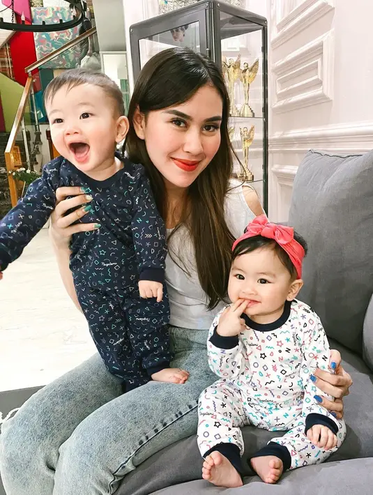 Seperti Syahnaz Sadiqah dan Jeje Govinda, menerapkan protokol kesehatan merupakan hal penting di tengah pandemi Covid-19 ini. Mencuci tangan pakai sabun, memakai masker dan menjaga jarak, adalah 3M yang harus dilakukan. (Instagram/syahnazs)