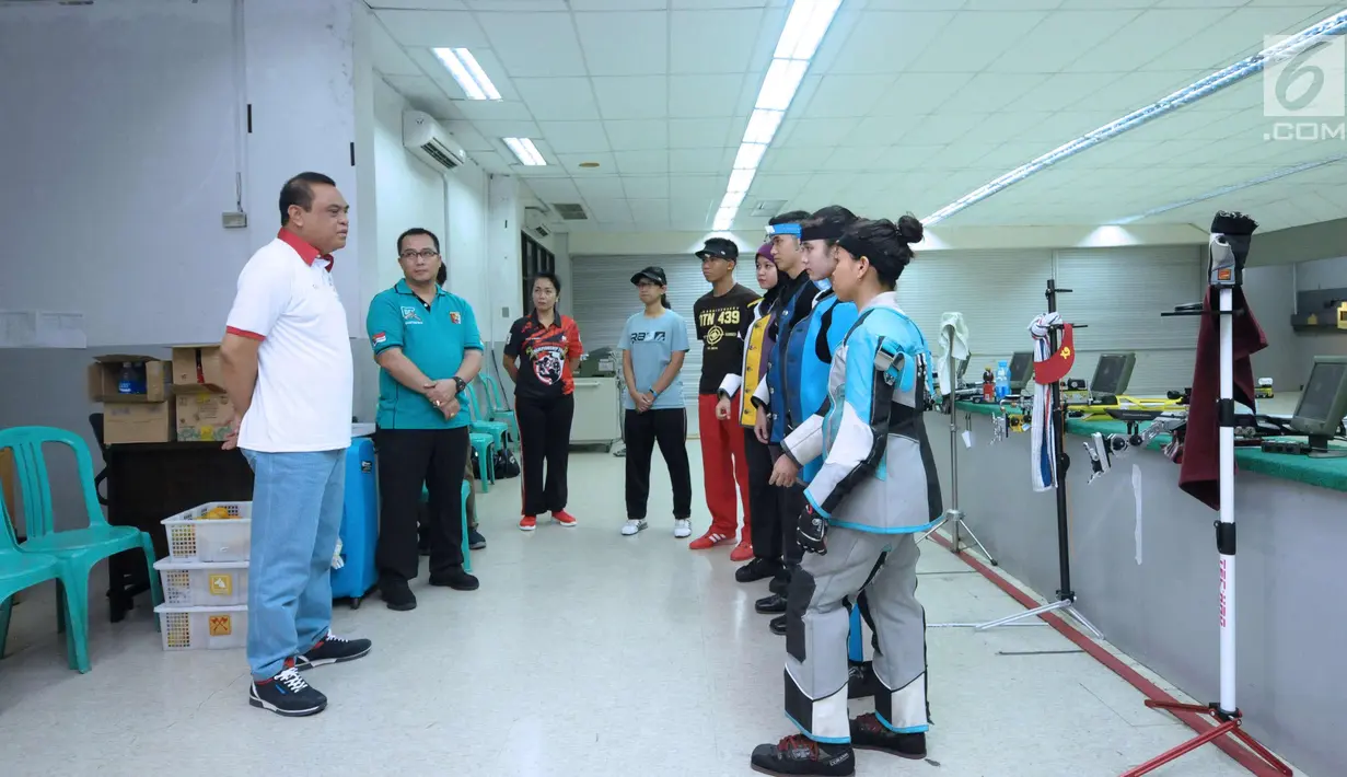 CdM Asian Games 2018, Komjen Pol Syafruddin (kiri) memberi arahan saat meninjau pelatnas menembak di Lapangan Tembak Senayan, Jakarta, Selasa (10/4). Kunjungan ini untuk memantau persiapan jelang laga di Asian Games 2018. (Liputan6.com/Helmi Fithriansyah)