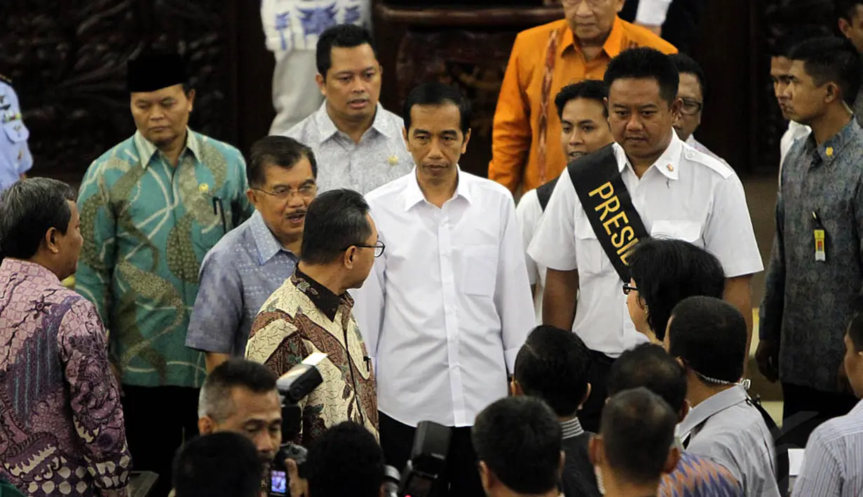 Jokowi mengenakan kemeja putih lengan panjang dan JK mengenakan batik warna biru, Jakarta, (19/10/14). (Liputan6.com/Johan Tallo)