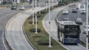 Bus Transjakarta saat melintas di Jalan Sudirman, Jakarta, Minggu (2/8/2020). PT Transjakarta akan menambah armada sebanyak 155 mengantisipasi lonjakan pelanggan saat diberlakukan kebijakan ganjil genap di sejumlah ruas jalan utama Jakarta pada Senin, 3 Agustus 2020. (merdeka.com/Iqbal Nugroho)