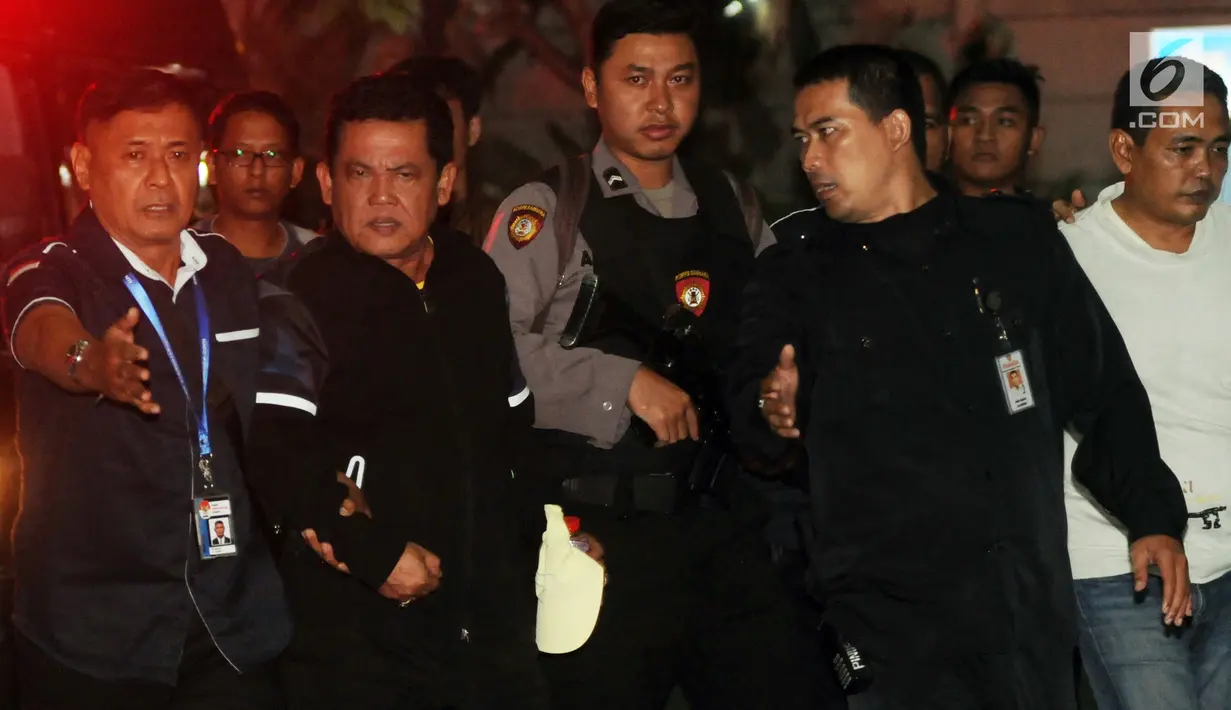 Wali Kota Pasuruan Setiyono (kedua kiri) dikawal polisi bersenjata setibanya di gedung KPK, Jakarta, Jumat (5/10). KPK melakukan operasi tangkap tangan (OTT) terhadap Setiyono dan lima orang lainnya terkait proyek di Pasuruan. (Merdeka.com/Dwi Narwoko)