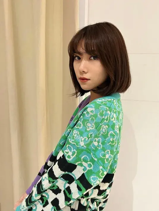 Dalam potret yang diunggah baru-baru ini, Isyana terlihat begitu memesona kenakan cardigan rajut. Banyak netizen yang menyebutnya mirip Winter aespa dan Yuju. (Instagram/isyanasarasvati).