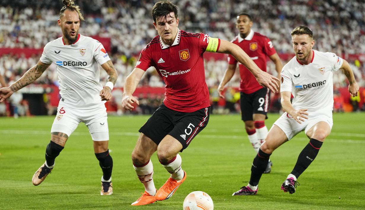 Pemain Manchester United, Harry Maguire, berusaha mengejar bola saat melawan Sevilla pada leg kedua perempat final di Ramon Sanchez Pizjuan, Jumat (21/4/2023). Biang kerok kekalahan Manchester United selanjutnya adalah sang kapten. Maguire membuat blunder hingga gawang MU kebobolan. (AP Photo/Jose Breton)