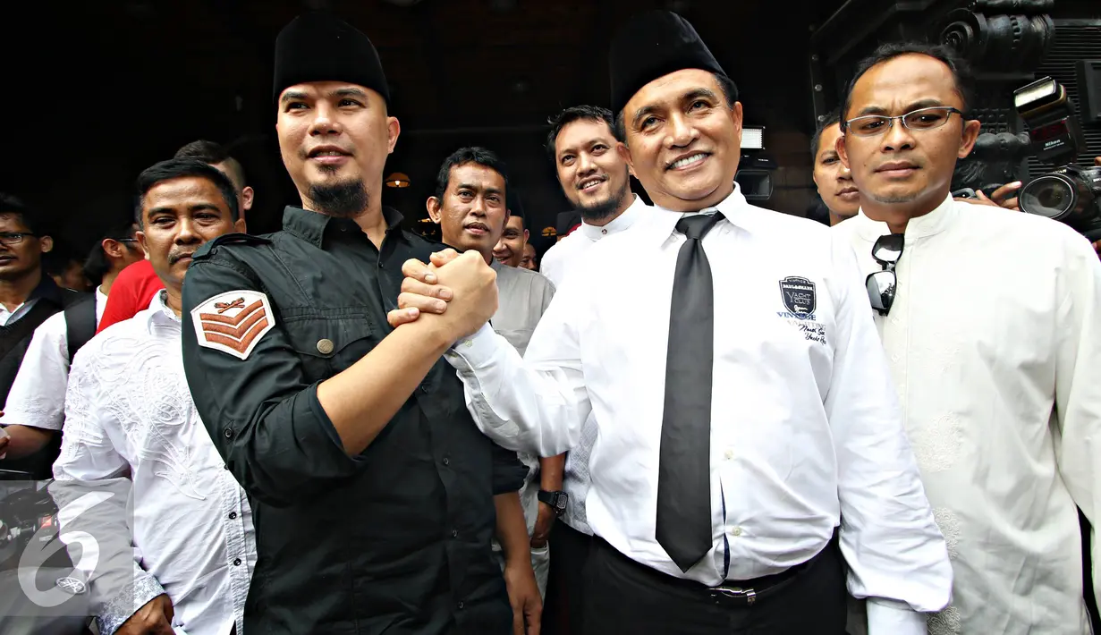 Bakal Calon (Balon) Gubernur DKI Jakarta Ketua Umum PBB Yusril Ihza Mahendra (kanan) bersama musisi Ahmad Dhani bersalaman saat menggelar pertemuan politik di Jakarta, Jumat (4/3). (Lipitan6.com/Immanuel Antonius)