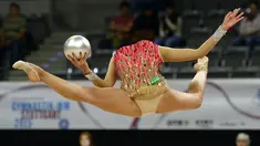 Peseam Rusia, Margerita Mamun, beraksi dengan bola dalam Kejuaraan Dunia Senam Ritmik 2015 di Stuttgart, Jerman. Senin (7/9/2015). (AFP Photo/Thomas Kienzle)