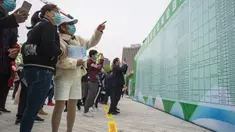 Para pelamar kerja membaca informasi rekrutmen dalam bursa kerja di Wuhan, Provinsi Hubei, China tengah, pada 21 April 2020. Bursa kerja tersebut digelar di Wuhan pada Selasa (21/4) dengan langkah-langkah pencegahan epidemi yang ketat. (Xinhua/Xiao Yijiu)
