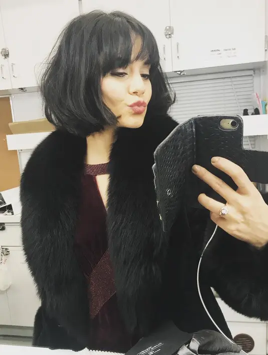 Foto tersebut memperlihatkan dirinya dengan cincin di jari kirinya. Tentu saja hal tersebut membuat para penggemar bersemangat. (instagram/vanessahudgens)