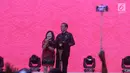 Presiden Joko Widodo atau Jokowi bersalaman saat menghadiri Perayaan Imlek Nasional 2019 di JI Expo Kemayoran, Jakarta, Kamis (7/2). Jokowi mengucapkan selamat tahun baru Imlek menggunakan bahasa China. (Liputan6.com/HO/Ran)