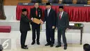 Mendagri Tjahjo Kumolo (kedua kiri) memberikan surat Pelaksana Tugas Gubernur kepada Soni Sumarsono (kiri) di Acara Peresmian Pelaksana Tugas Gubernur dan serah terima nota pengantar tugas Pilkada Serentak 2017. (Liputan6.com/Johan Tallo)