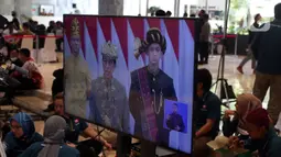 Layar televisi memperlihatkan pidato kenegaraan Presiden Joko Widodo atau Jokowi dalam Sidang Tahunan MPR, DPR, DPD di Gedung Nusantara, Jakarta, Selasa (16/8/2022). Di Gedung Nusantara, Presiden Jokowi akan menyampaikan pidato pada Sidang Tahunan MPR RI Tahun 2022 dan pidato kenegaraan dalam rangka Hari Ulang Tahun (HUT) ke-77 Kemerdekaan RI pada Sidang Bersama DPR RI dan DPD RI Tahun 2022. (Liputan6 com/Angga Yuniar)