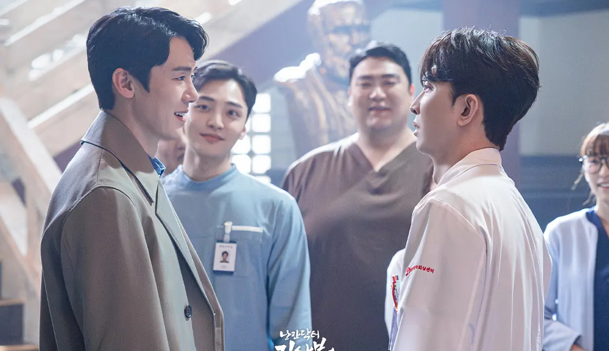 Kang Dong Joo melepas rindu dengan Jung In Soo, dokter IGD yang pernah bekerja sama dengannya di musim pertama. (Foto: SBS via Soompi)