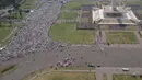 Foto aerial umat muslim melaksanakan salat Jumat saat Aksi Bela Palestina di Kawasan Monas, Jakarta, Jumat (11/5). Aksi ini bertajuk Indonesia Bebaskan Al-Quds. (Liputan6.com/Arya Manggala)