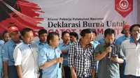 Pekerja bongkar muat pelabuhan dukung Gatot Nurmatyo Nyapres. (Liputan6.com/Moch Harun Syah)
