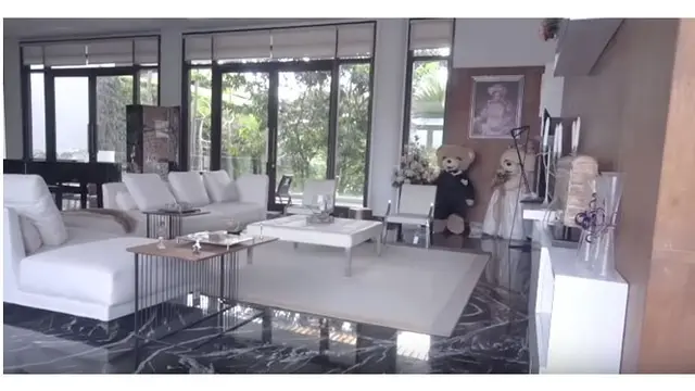 Ruang bersantai di rumah Momo bernuansa monokrom. Ia dan keluarga bisa menonton film dan menonton TV di sini.