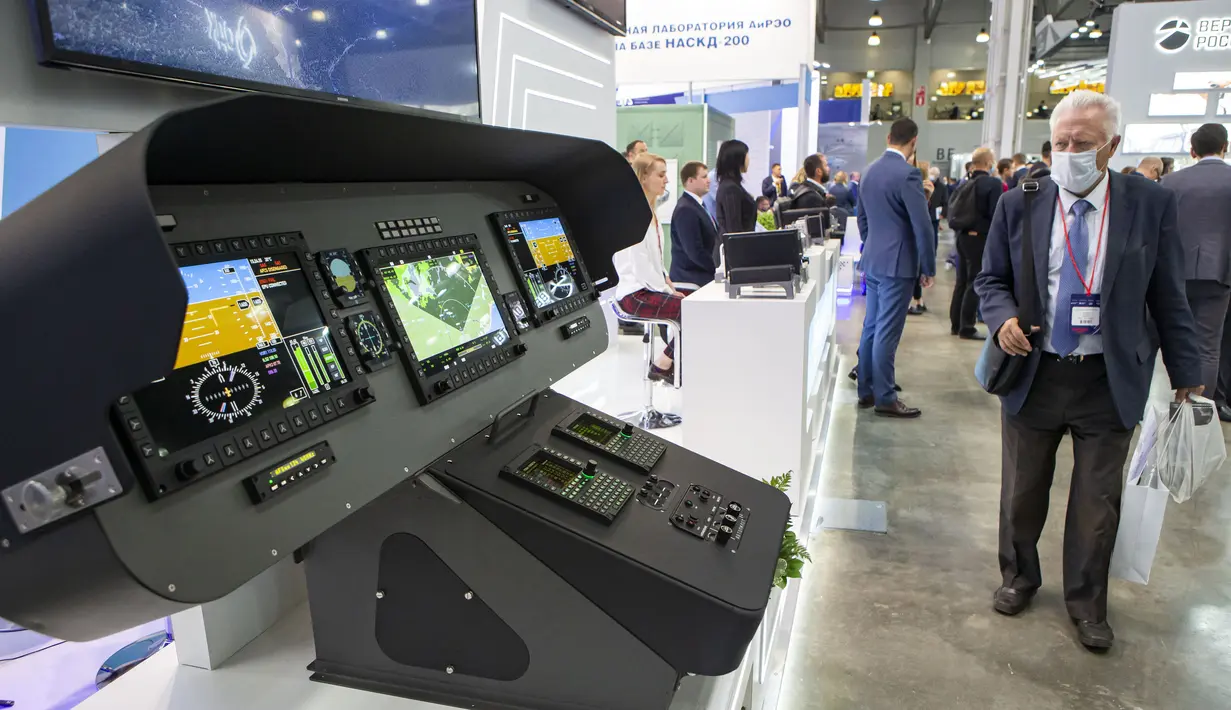 Orang-orang mengunjungi pameran industri helikopter internasional HeliRussia 2020 di Moskow, Rusia (16/9/2020). Pameran tersebut berlangsung di Moskow dari 15 hingga 17 September. (Xinhua/Alexander Zemlianichenko Jr)