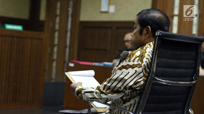 Mantan Menteri Sosial, Idrus Marham saat menjalani sidang pembacaan dakwaan di Pengadilan Tipikor, Jakarta, Selasa (15/1). Idrus didakwa terkait dugaan suap kerja sama pembangunan PLTU Riau-1. (Liputan6com/Helmi Fithriansyah)