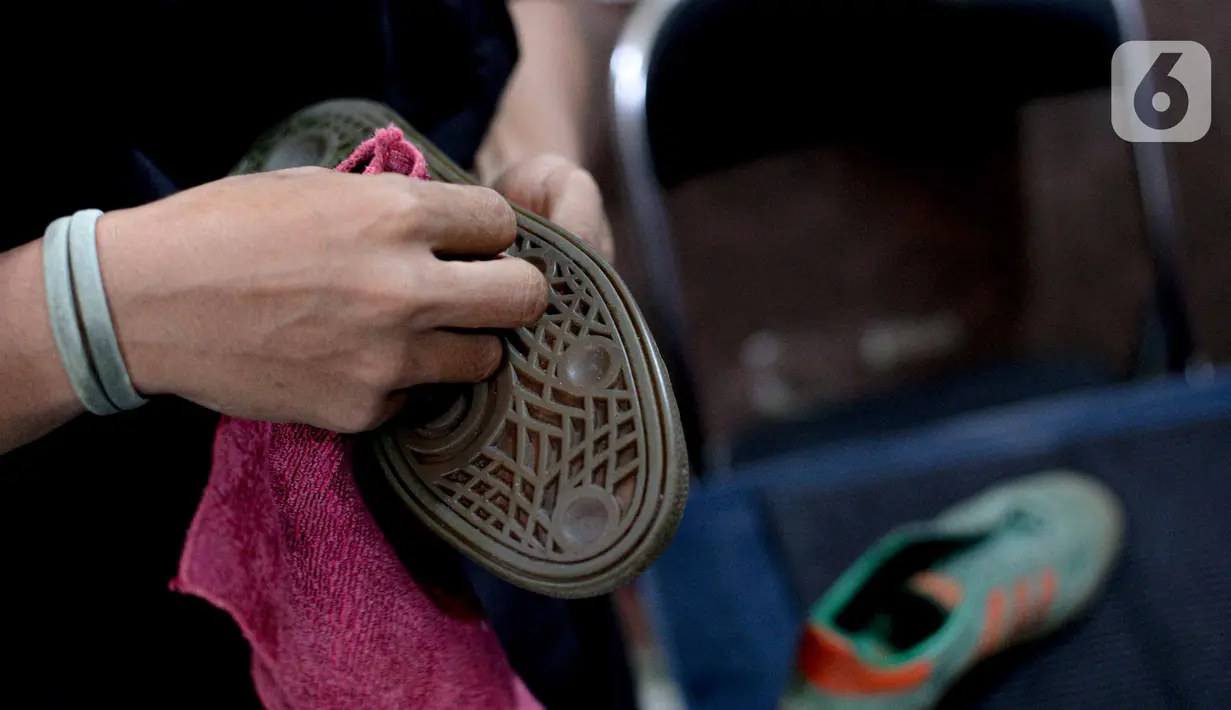 Kru membersihkan sepatu pelanggan di Soul Sepatu di kawasan Rawamangun, Jakarta, Senin (9/11/2020). Jasa pencucian sepatu mengalami peningkatan permintaan pasca sebesar 50 persen pasca pemerintah menerapkan PSBB masa transisi di DKI Jakarta. (Liputan6.com/Faizal Fanani)